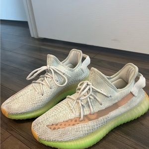 Selling Yeezy Boost 350 V2 GID ‘Glow’